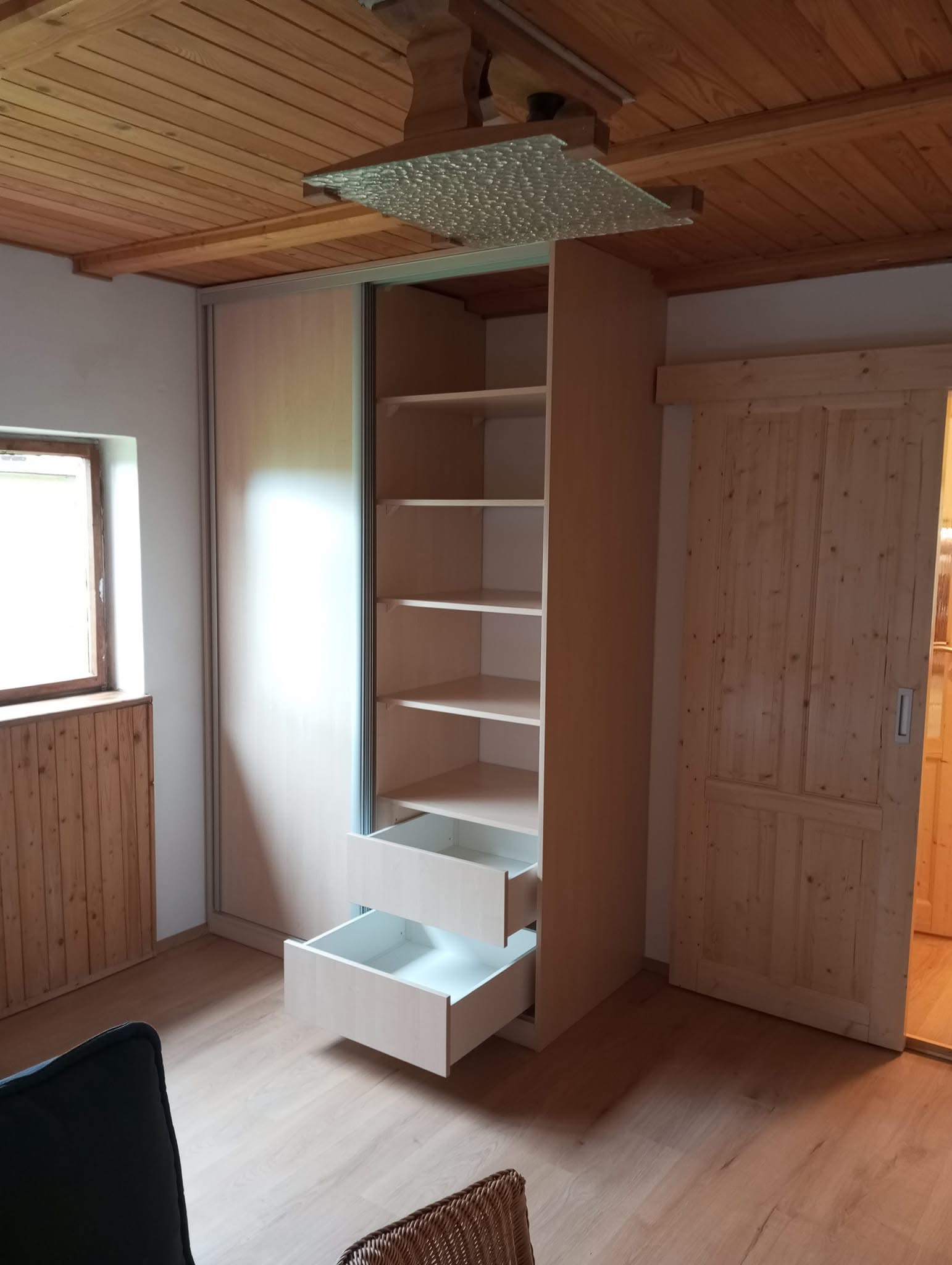 Vestavná skříň na chatu