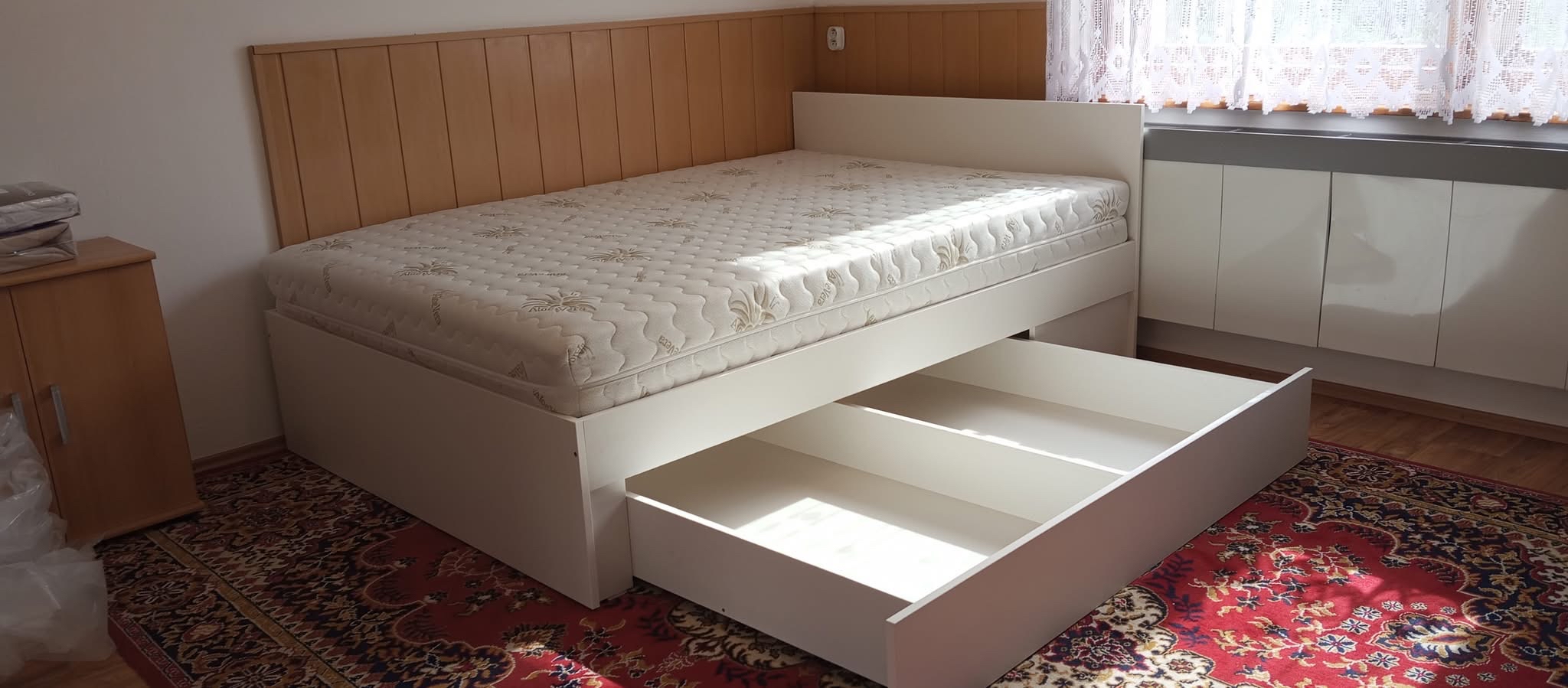 Postel s úložným prosorem